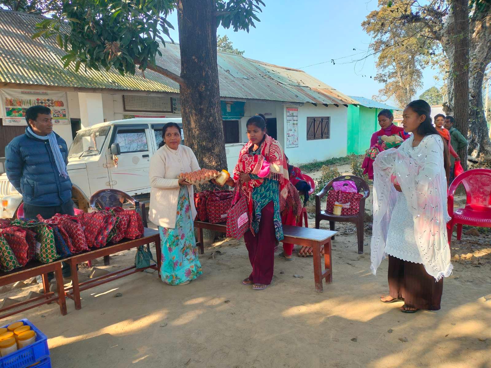 सुत्केरी महिलनहे पोषण सामाग्री वितरण