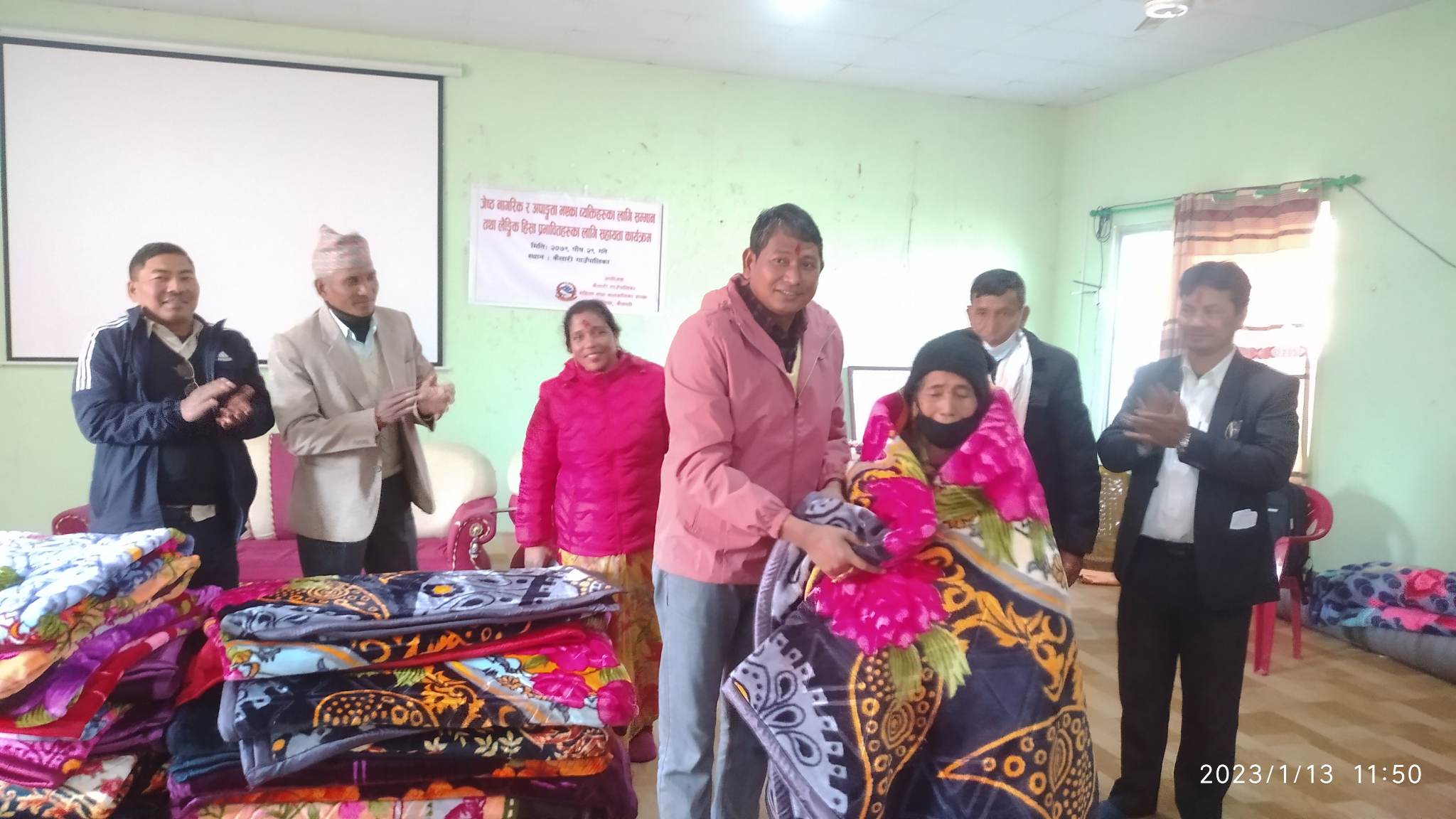 जेष्ठ नागरिक ओ अपाङता रहल व्यक्तिनहे कम्मल वितररण