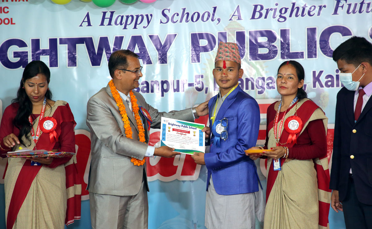 वार्षिकउत्सवमे चार जाने सम्मानित