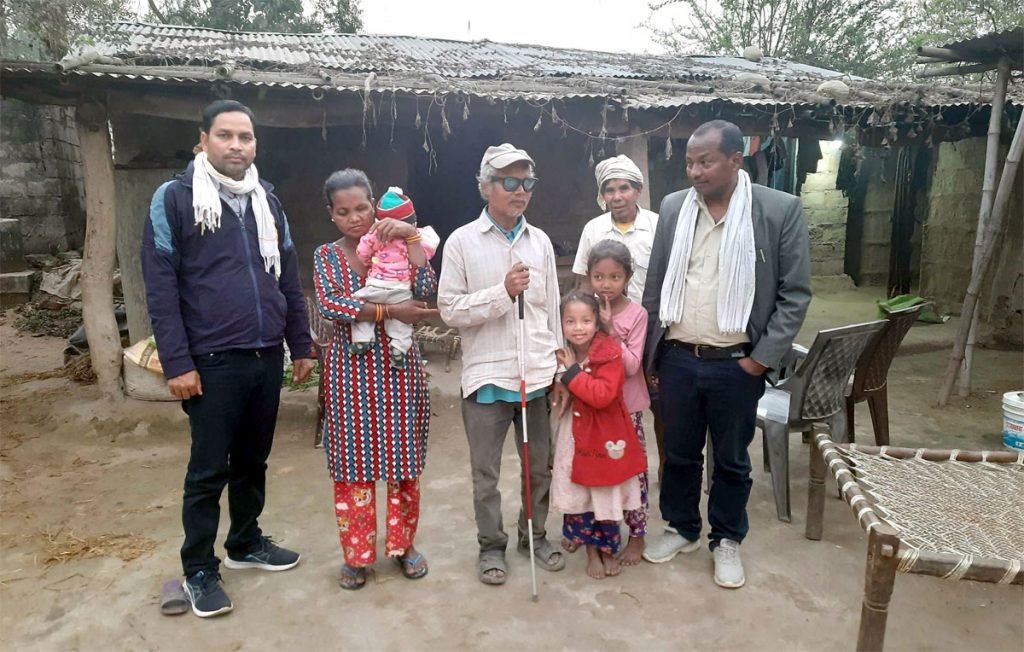 गाउँपालिकाके सहयोगमे दृष्टिविहिनके घर बत्ती बरल