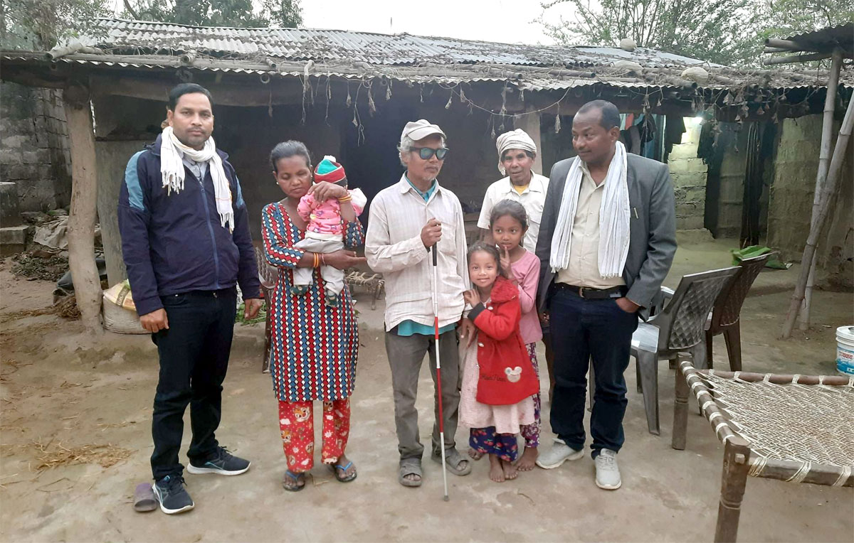 गाउँपालिकाके सहयोगमे दृष्टिविहिनके घर बत्ती बरल