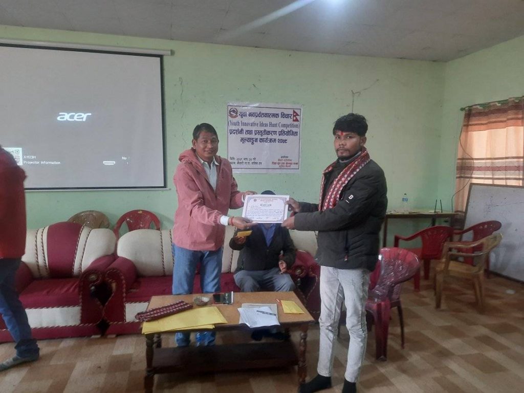 यूवा प्रतिभा प्रदर्शनीमे मनिष चौधरी पहिल