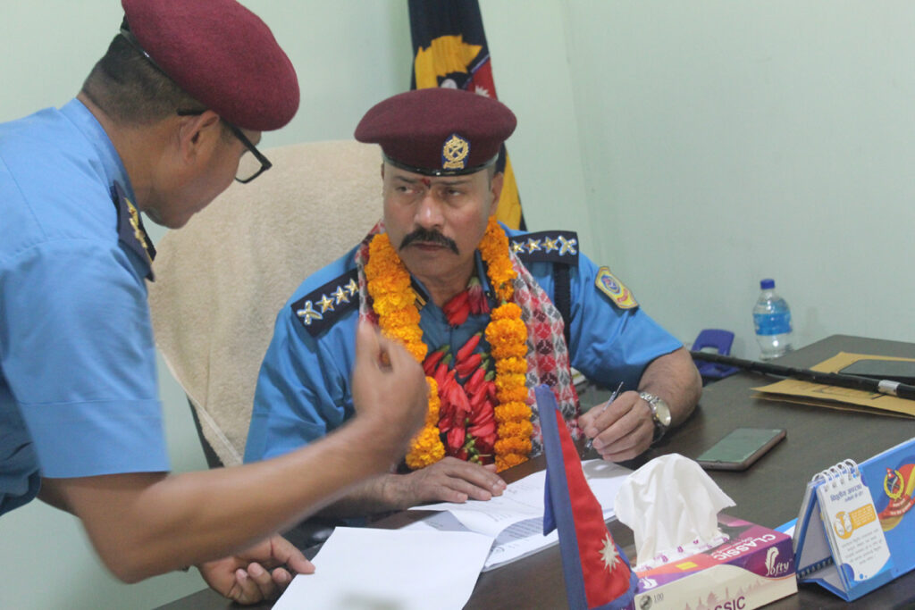 निमित्त प्रदेश प्रहरी प्रमुखसे पदभार ग्रहण