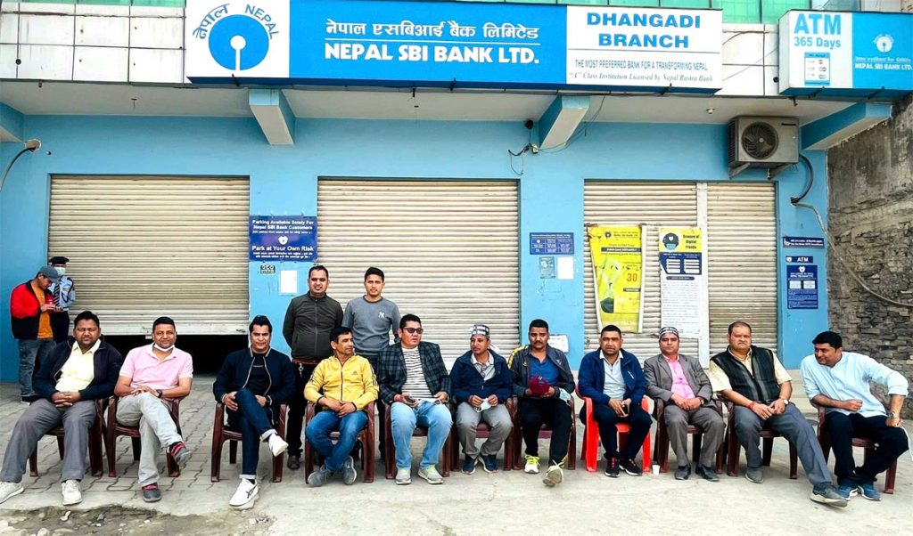 धनगढीके बैंकमे तालाबन्दी