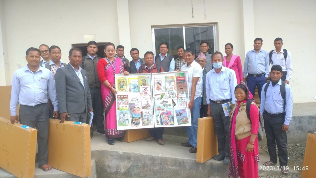 कैलारीके विद्यालयहे बुककेस हस्तान्तरण