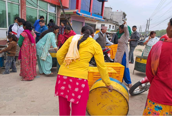 हाट बजार व्यवस्थापनके लाग सामाग्री वितरण