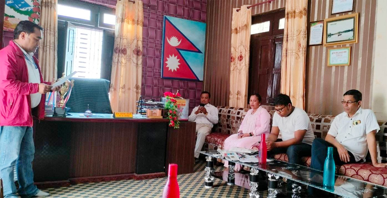 तलब भत्ताके माग करटी कैलारीके स्वास्थ्यकर्मी ज्ञापनपत्र बुझैलैं
