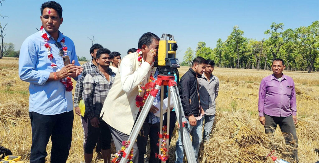 लालपुर्जा वितरणके लाग कैलारी–७ मे जग्गा नापी