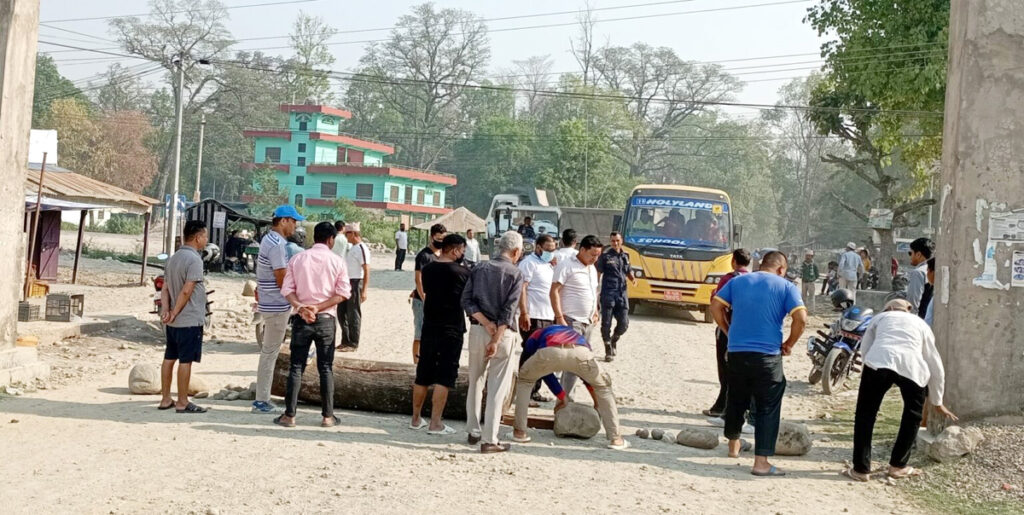 ढुरधुँवा नियन्त्रणके माग कैटी सडक अवरुद्ध