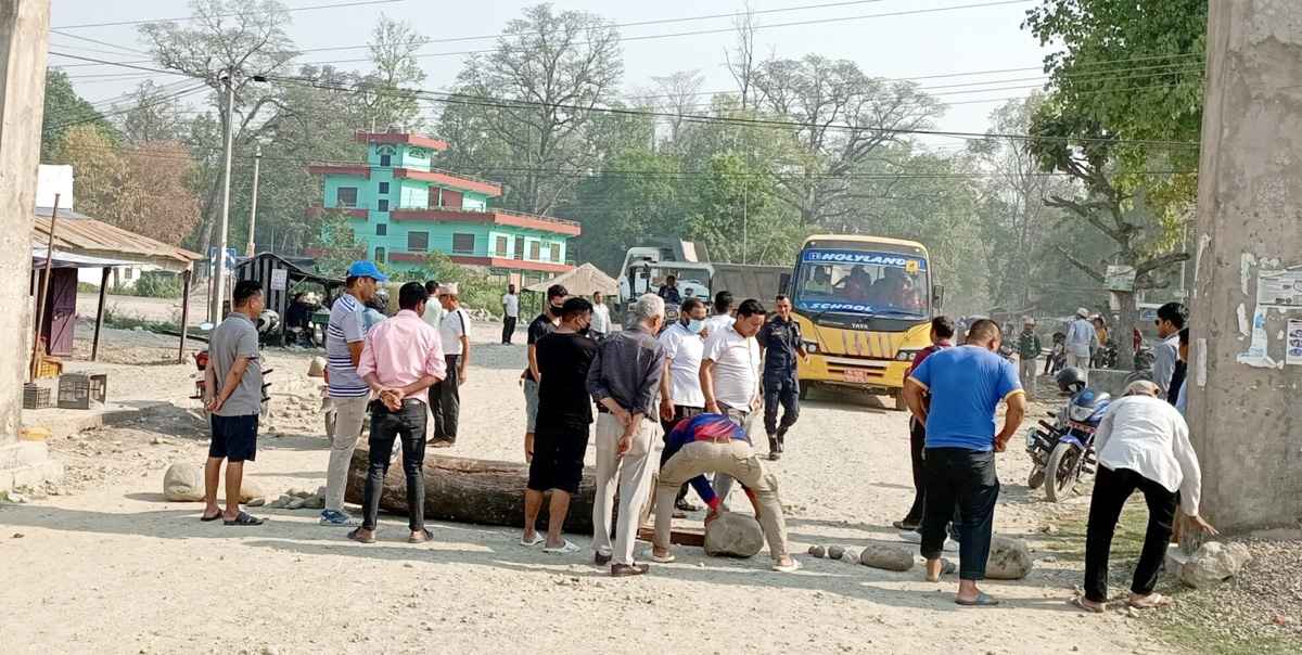 ढुरधुँवा नियन्त्रणके माग कैटी सडक अवरुद्ध