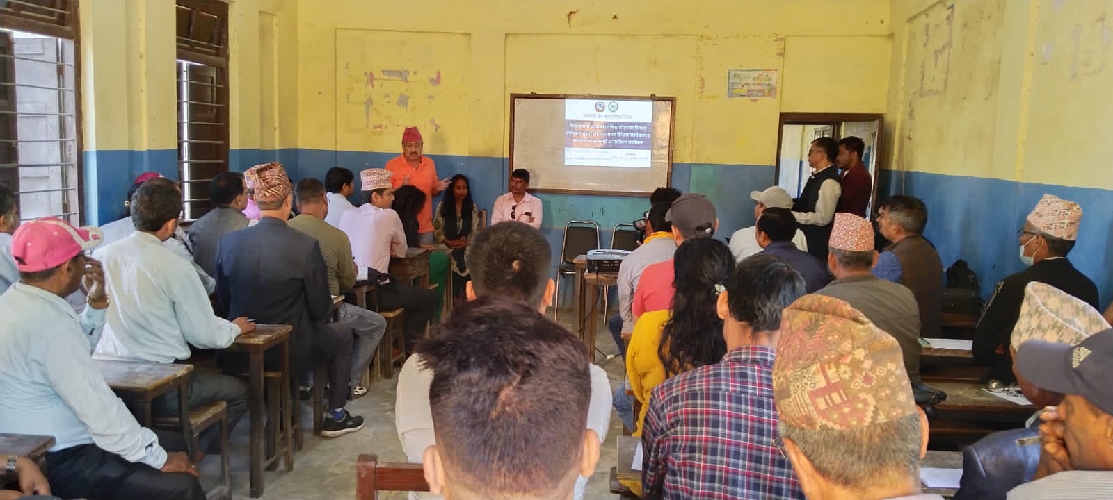 नगरप्रमुख हमालसे सामुदायिक विद्यालयहे १० लाख बराबरके शैक्षिक सामग्री डेना घोषणा