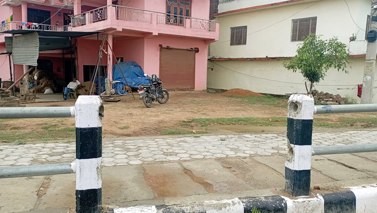 लेन सडक किनारमे लगाइल रेलिङ चोरी