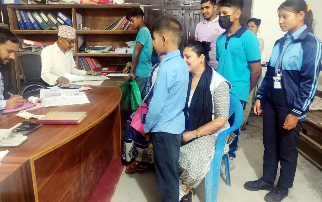 प्रदेश सांसद कुँवरसे दुई लर्कन सरकारी विद्यालयमे भर्ना