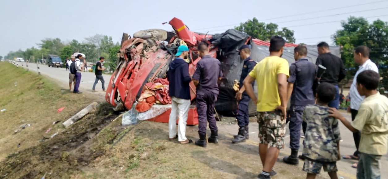 बस ओ ट्रक एक आपसमे टक्राके १५ जाने घाहिल