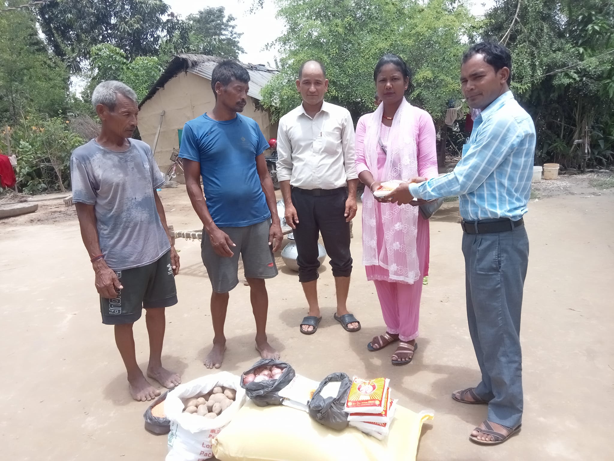 बाढपहिरोसे मृत्यु हुइल परिवारहे खाद्यन्न सहयोग