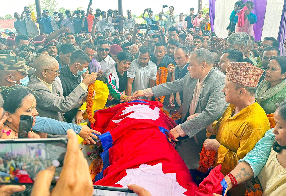 मन्त्री सिंहके पार्थिव शरीरमे राष्ट्रिय झण्डा ओह्राके श्रद्धाञ्जली