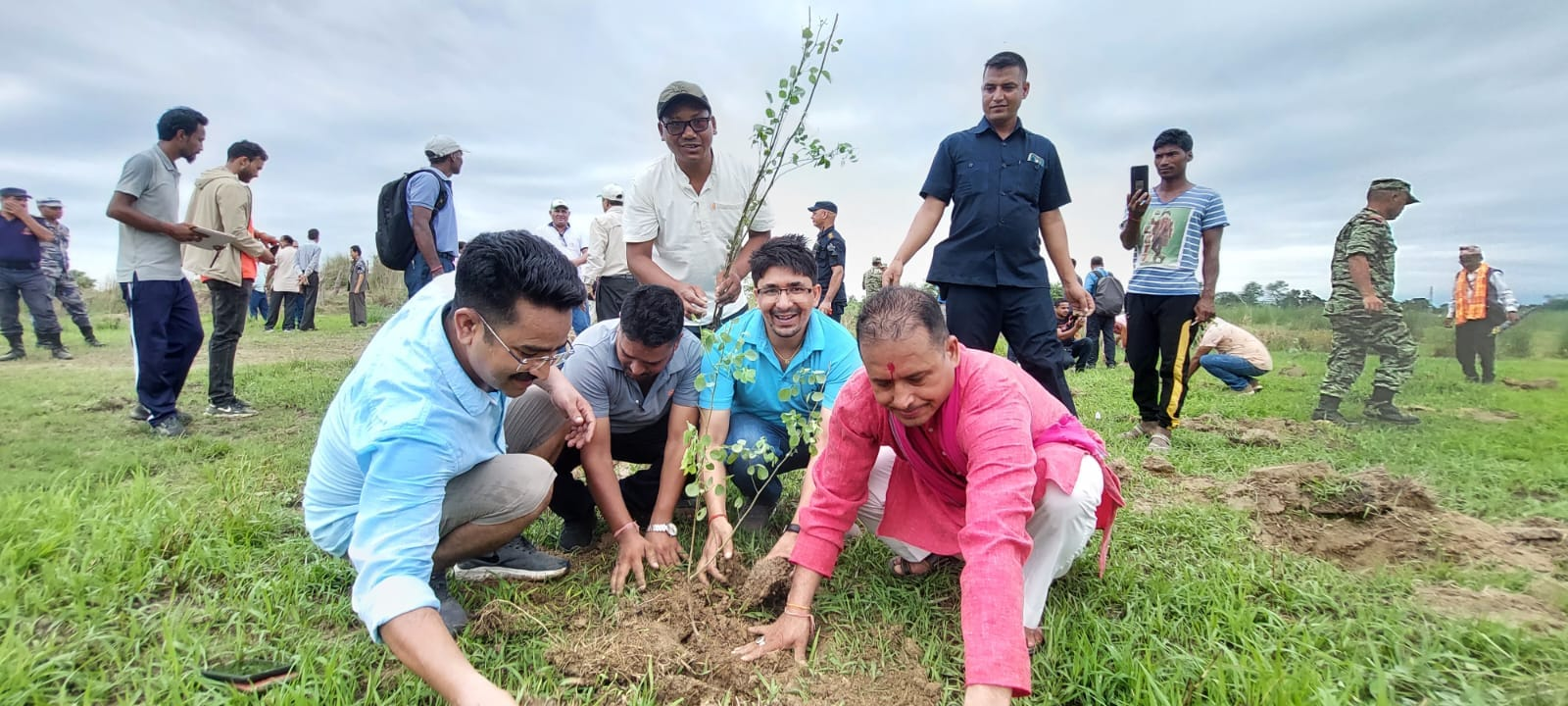 कैलारीके सुन्धारा महिला सामुदायिक वनमे वृक्षारोपण