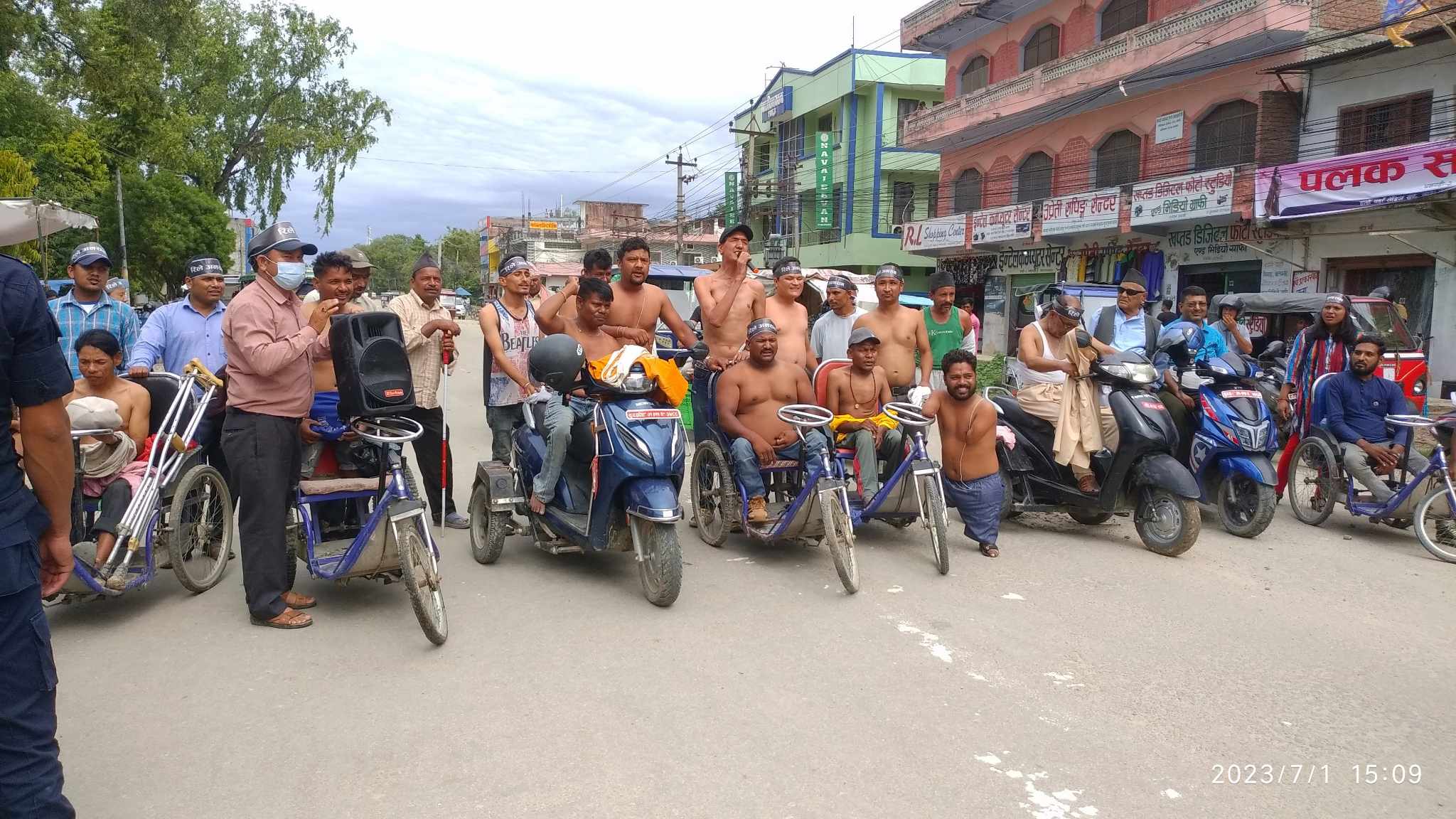 अपांगता रहल व्यक्तीनसे अर्धनग्न प्रर्दशन