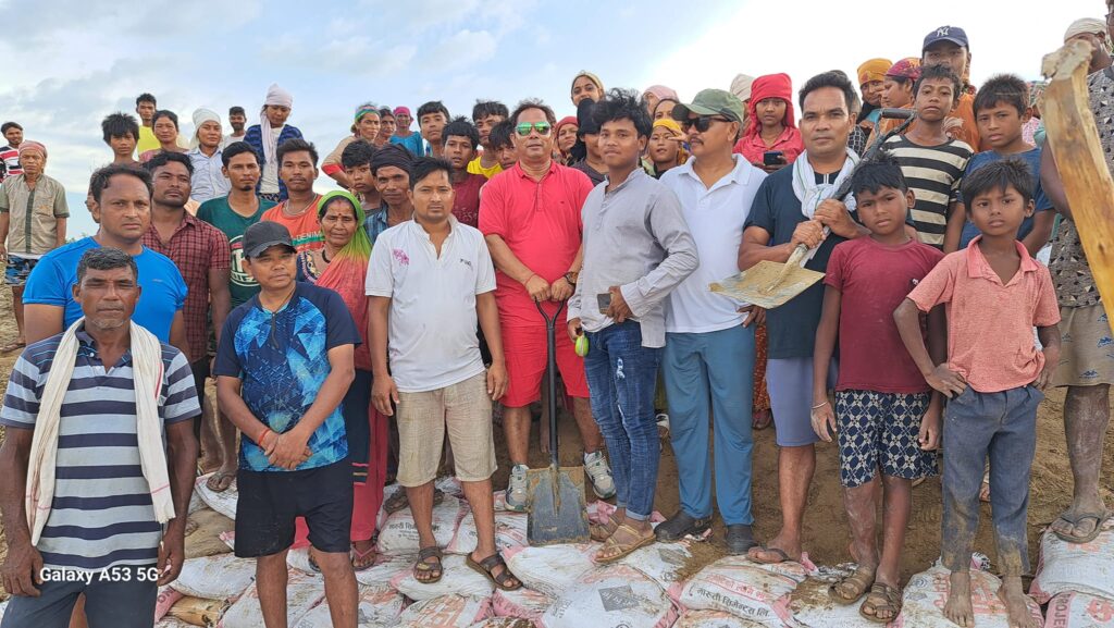 झोलुङे पुल बचाइक लाग रेशम लगायत संघीय सांसद गंगा चौधरी करलै जनश्रमदान