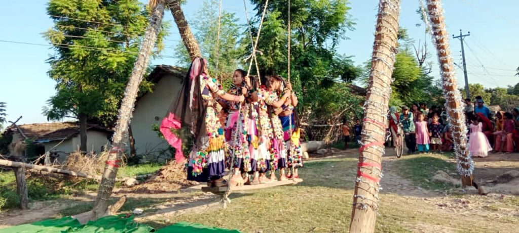 रानाथारु समुदायमे सावनके डोला सुरु