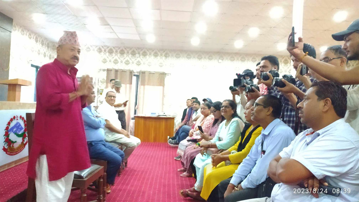 धनगढी उपमहानगर प्रमुख हमाल अपने पैना सेवाके रकमसे १७ विद्यालयहे शैक्षिक सामाग्री वितरण