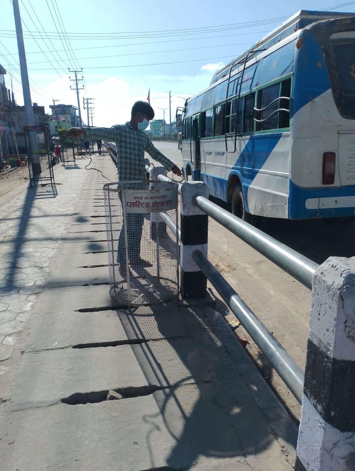 खाली बोटल धरना १२ ठो डस्विन धारगिल