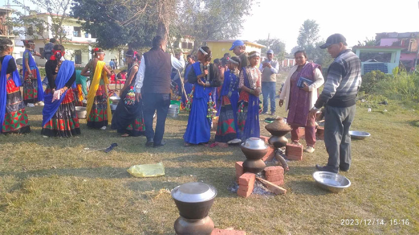 दिपेन्द्र माविके विद्यार्थी पाठयक्रमसंगे परम्परागत थारु खाना पकाई सिख्टी