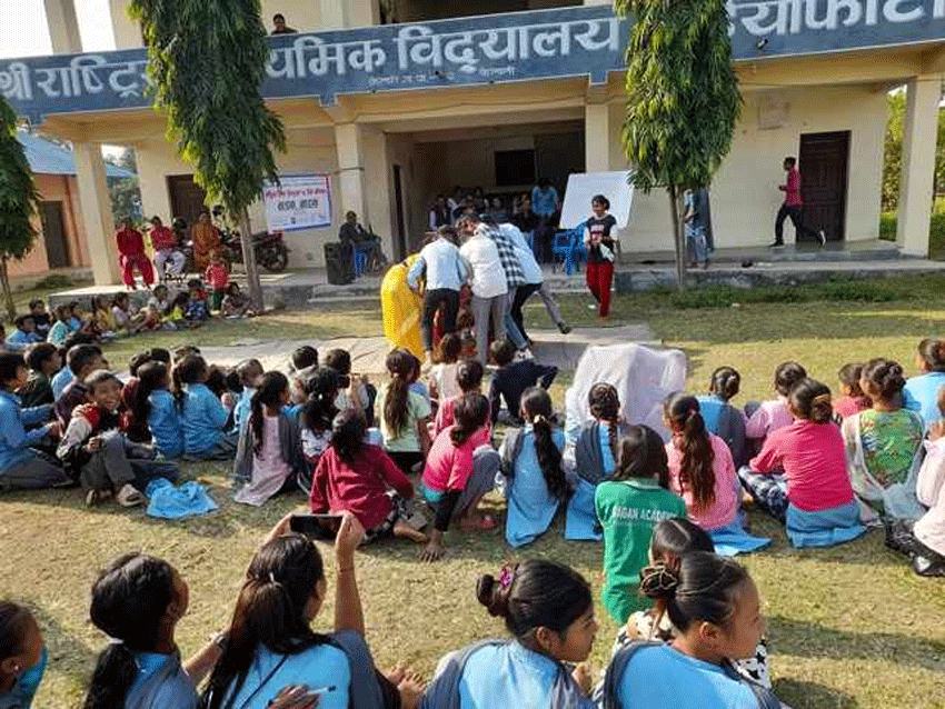 बाल अधिकार चेतना समूहसे सडक नाटक प्रर्दशन
