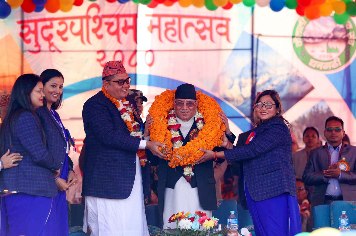 प्रधानमन्त्री दाहालहे १० किलोके माला