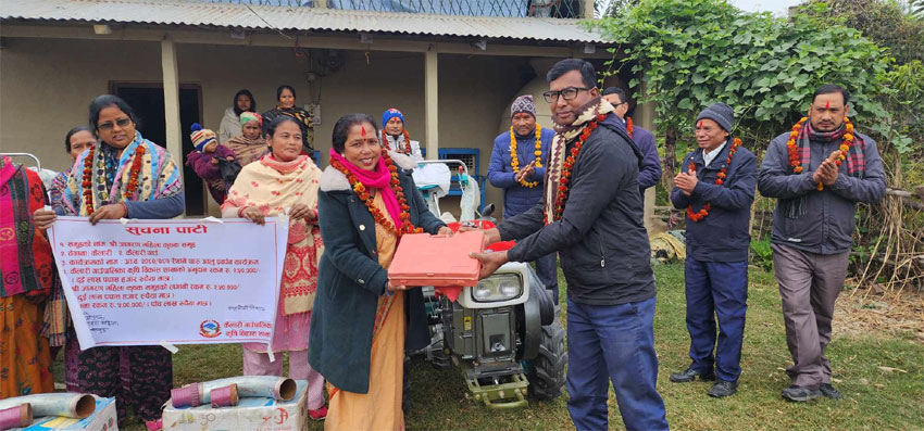 महिला कृषक समुहहे कृषि मेसिनरी सामान हस्तान्तरण