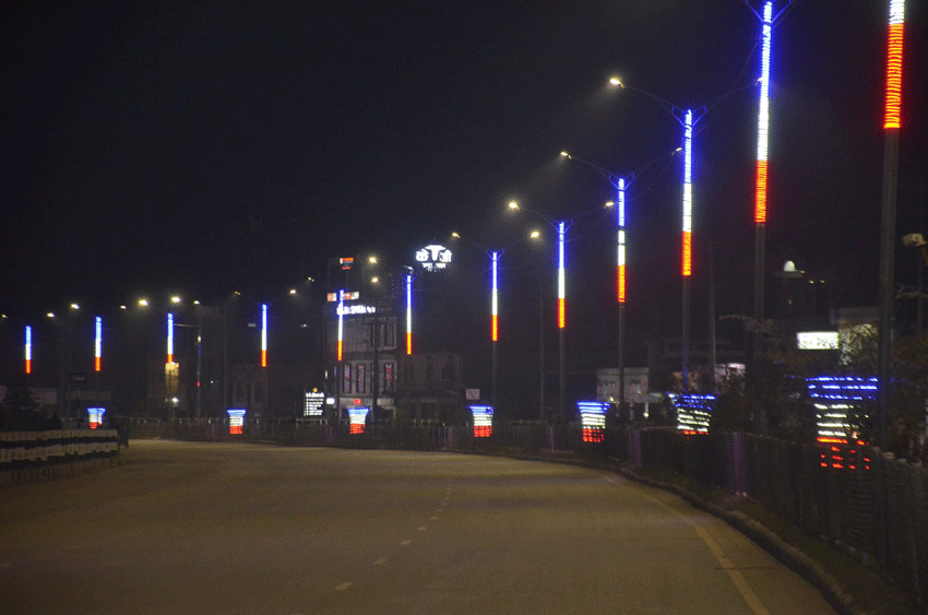 स्ट्रीप लाइट जडानसे ६ लेन सडकमे रात्रिकालिन सौन्दर्य बह्रल
