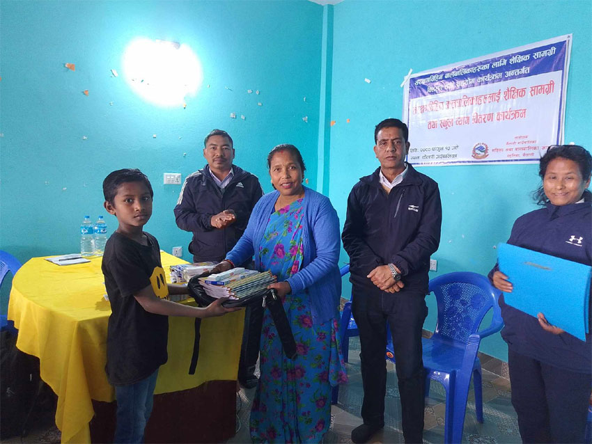 संरक्षण विहिन बालबालिकाहुकनहे शैक्षिक सामाग्री वितरण