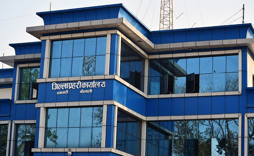 फरार आठ जाने प्रतिवादी पक्राउ