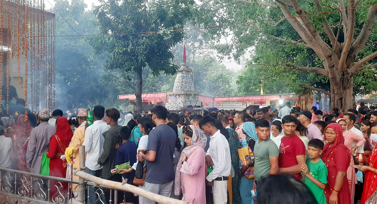 बेहडाबाबा मन्दिरमे दर्शनार्थीके भीड