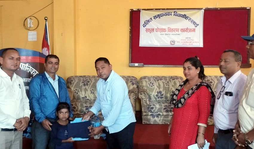 दलित विद्यार्थीहे पोशाक वितरण