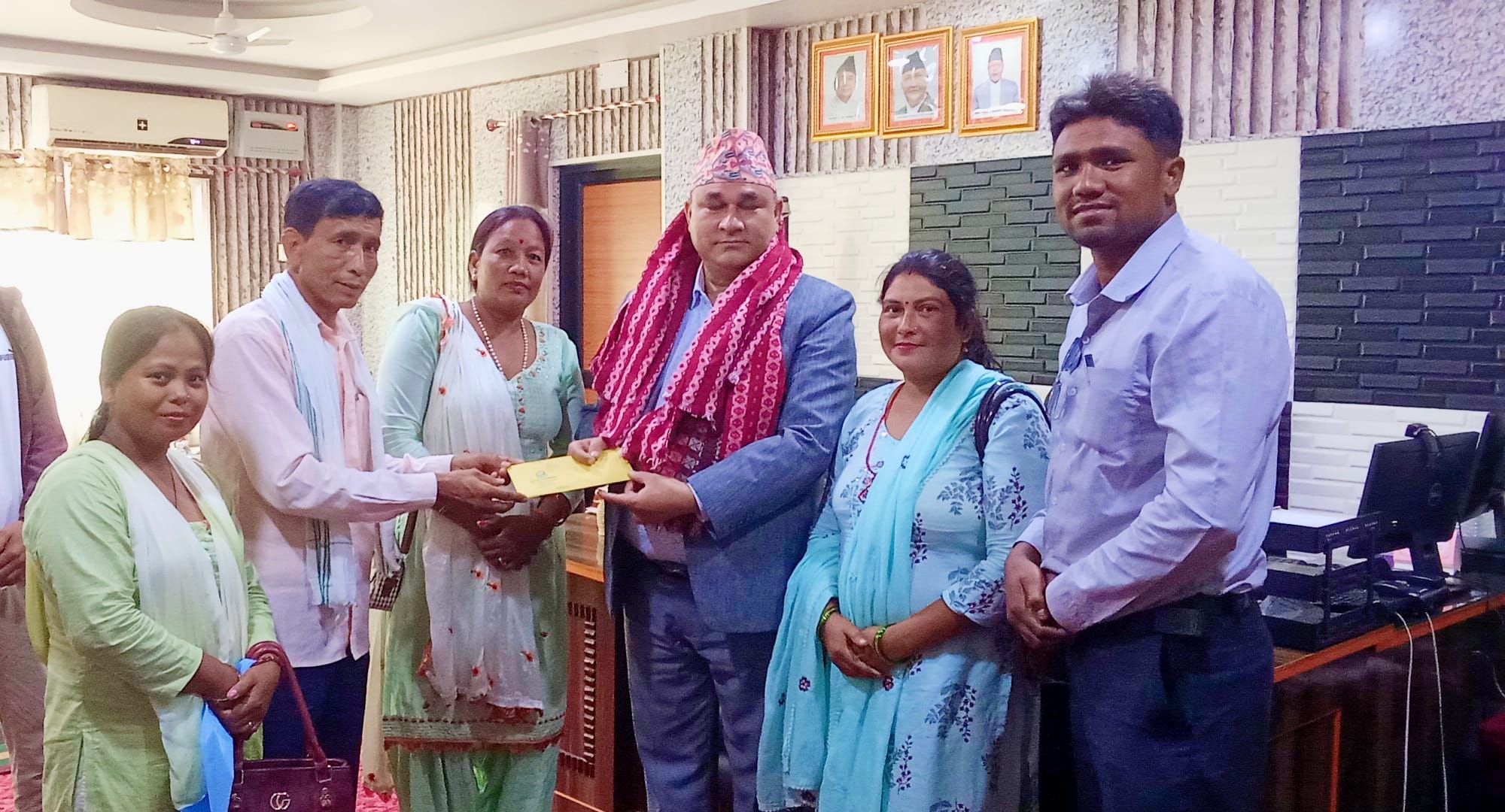 घुरहा पुल मर्मतके लाग मुख्यमन्त्रीहे ज्ञापनपत्र