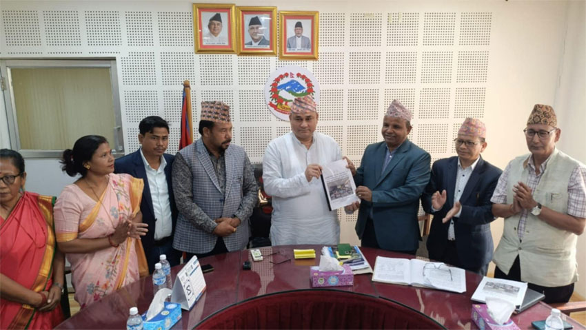 थारु÷रानाथारु समुदायके प्रतिनिधित्व सम्बन्धी मुख्यमन्त्रीहे प्रतिवेदन बुझागिल