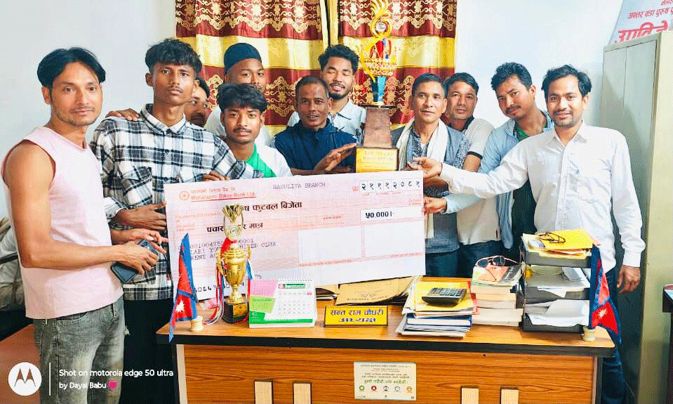 अध्यक्ष रनिङ कपके ट्रफी वडा कार्यालयहे हस्तान्तरण