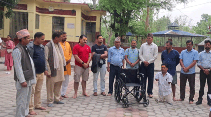 व्यवसायी राहुलसे बेहडा बाबा मन्दिरहे एकथान व्हीलचियर सहयोग
