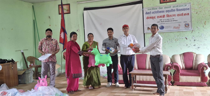 नवजीवन सेवा संघसे कैलारीके सामुदायिक विद्यालयहे खेलकुद सामाग्री वितरण