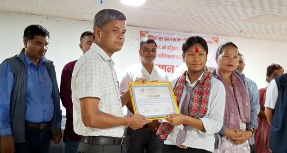 उत्कृष्ट नतिजा लनुइया विद्यार्थीहे सम्मान