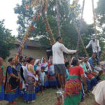 सावनके डोलामे रमैटी कठरियाथारु समुदायके महिला
