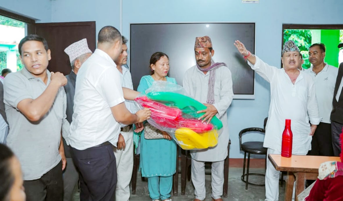 धनगढी उप‐महानगरपालिकासे शैक्षिक सामग्री वितरण