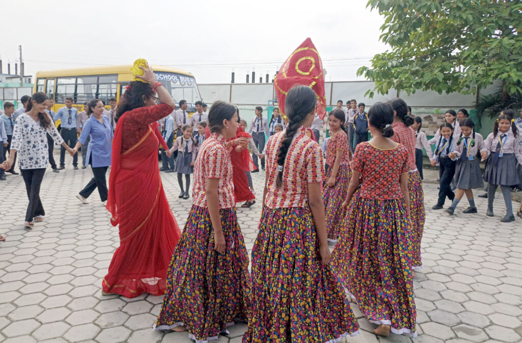 फारवेष्ट सेकेण्डरी स्कूलसे गौरा पर्व मनागिल