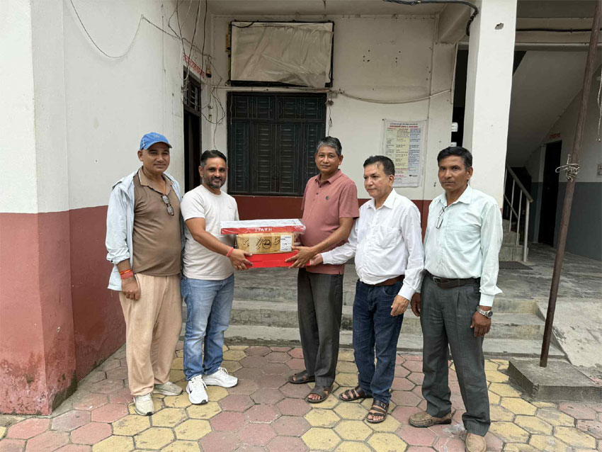 ज्योति आयल स्टोरके सञ्चालक ठाकुरसे कैलारी गापाहे एक थान डेस्कटप कम्प्युटर सहयोग