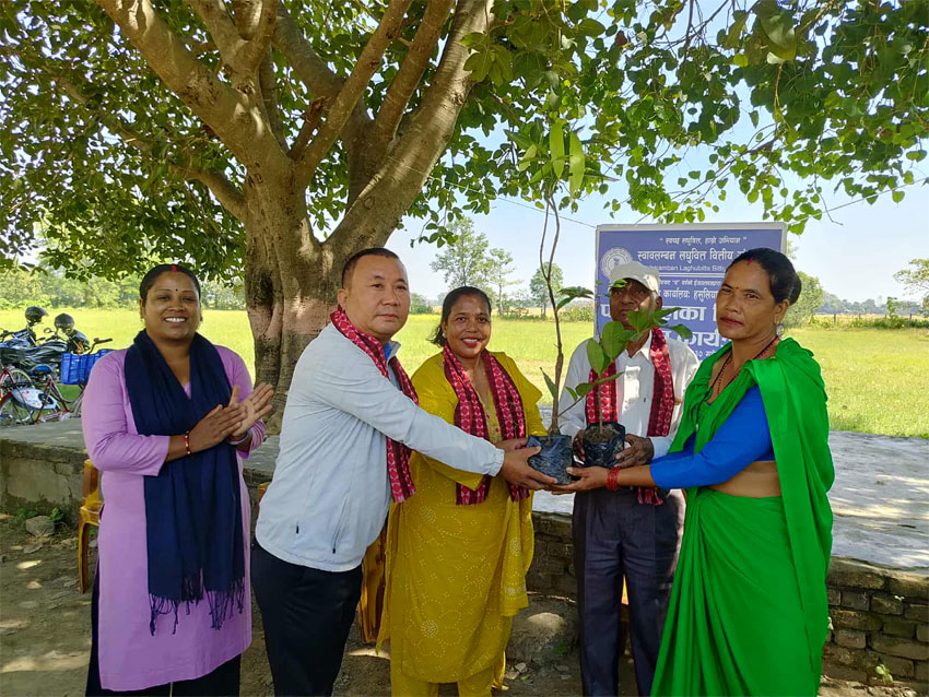 स्वावलम्बन लघुवित्तसे फलफूलके टेलुवा वितरण