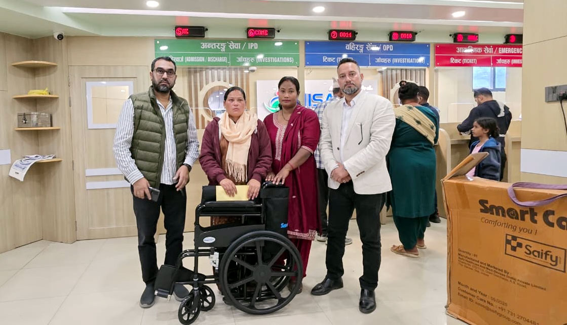 कञ्चनपुरके अशक्त गणेश चौधरीहे तीर्थराज पन्तसे ह्विलचेयर ओ नगद सहयोग