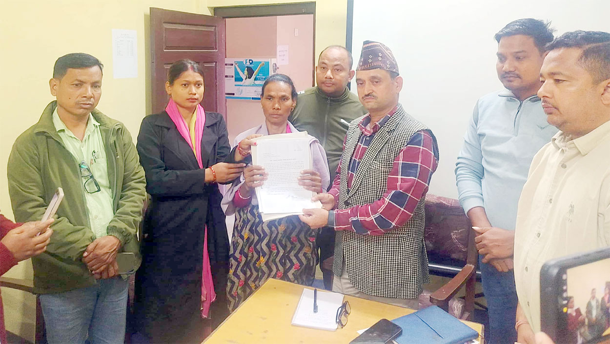 मृतक शेरबहादुरके आफन्तसे दोषीहे कारवाहीके माग करटी मानवअधिकार आयोग ओ इन्सेकमे ज्ञापनपत्र