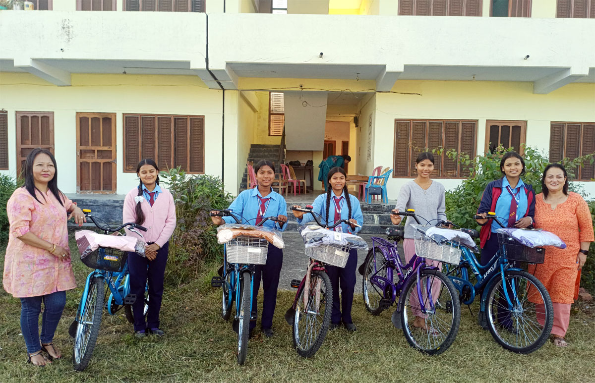 होस्टेलमे अध्ययनरत मुक्तकमलरी छात्राहुकनकहे टमान सामग्री सहयोग