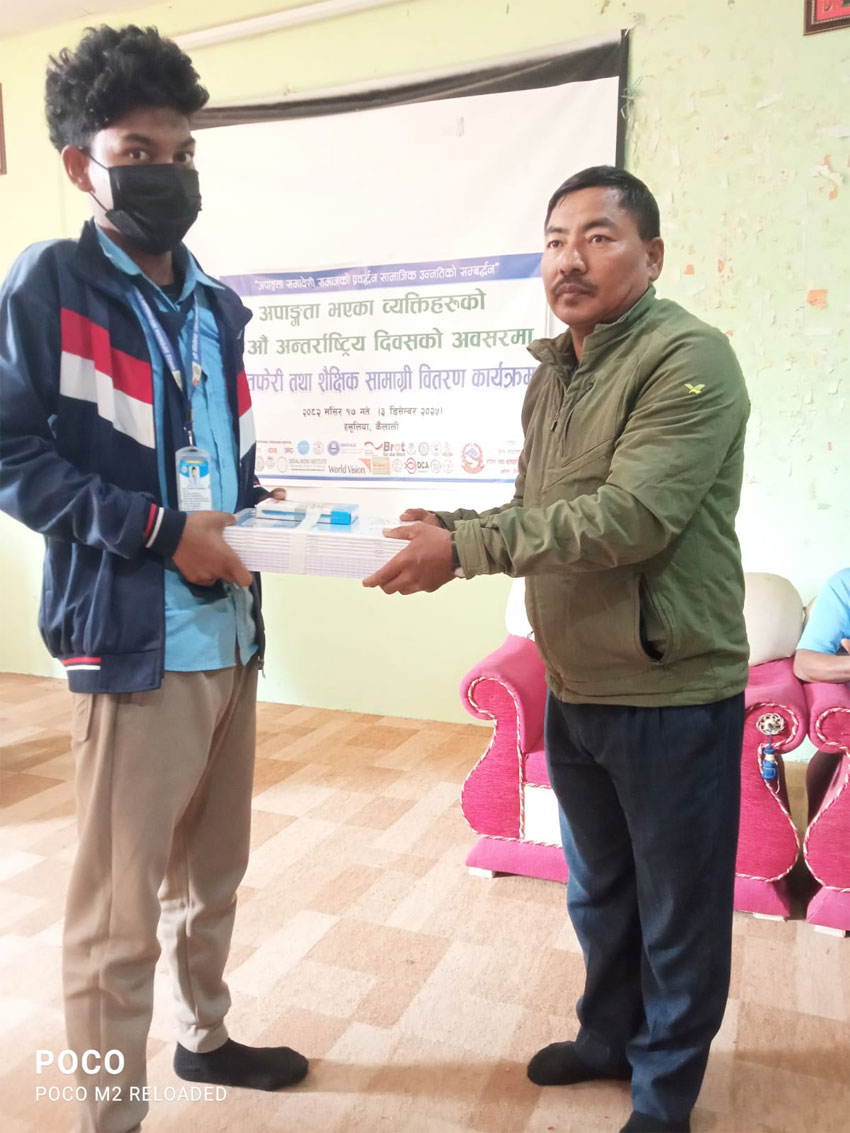 अपाङता रहल बालबालिकाहुकनहे शैक्षिक सामाग्री वितरण